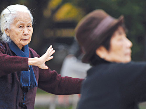 Chăm sóc người bệnh Alzheimer 1Người cao tuổi cần tích cực tham gia tập luyện