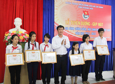 Khen thưởng 24 học sinh con em gia đình chính sách học giỏi