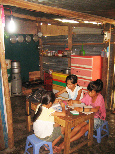Học sinh ở tổ dân phố Mỹ Á tranh thủ học bài vào ban ngày. (Ảnh Thảo Ly)