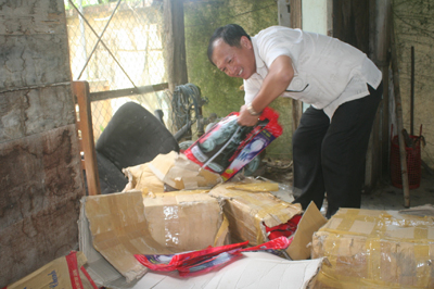 Hàng chục kg bao bì bột giặt hiệu Winner bị Công an huyện Diên Khánh thu giữ.