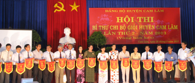 Các thí sinh nhận cờ lưu niệm của Ban tổ chức hội thi.