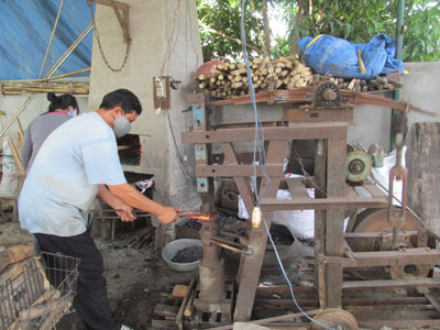 Chiếc búa máy của ông Hoành là đề tài tham gia Hội thi Sáng tạo Khoa học kỹ thuật toàn tỉnh. (6766)