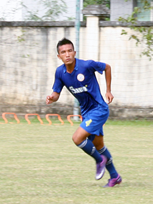 Trung vệ đội trưởng Trần Văn Vũ