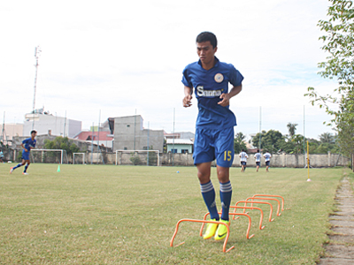 Hậu vệ biên Nguyễn Trung Hiếu có khả năng hỗ trợ tấn công rất tốt