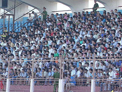 Cổ động viên bóng đá KH trên sân 19-8 Nha Trang.