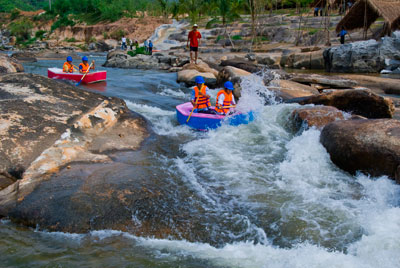   Chèo xuồng vượt thác ở Khu du lịch Waterland Suối Thạch Lâm. 