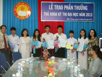 Thưởng 8 triệu đồng cho 8 thủ khoa