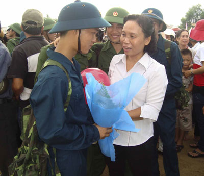  Gia đình động viên thanh niên lên đường nhập ngũ.