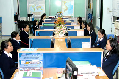 Các điện thoại viên Tổng đài 1080 - VNPT Khánh Hòa giải đáp thông tin cho khách hàng.