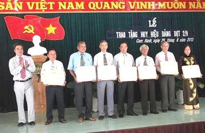 Đồng chí Nguyễn Khắc Toàn - Ủy viên dự khuyết Trung ương Đảng, Bí thư Thành ủy Cam Ranh trao huy hiệu cho các đảng viên.