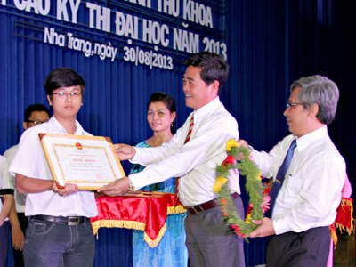 Tặng bằng khen cho 49 học sinh đạt thành tích cao