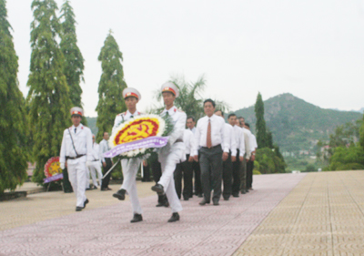 Viếng Nghĩa trang Liệt sĩ Hòn Dung và dâng hương tại điện thờ Tháp Trầm Hương