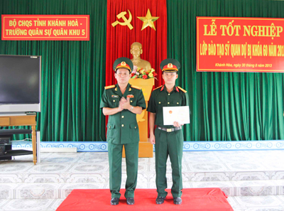 Trao bằng tốt nghiệp cho 100 học viên sĩ quan dự bị