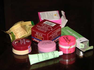 Một tuýp kem trắng da cấp tốc của Trung Quốc có giá chỉ 8.000 đồng.