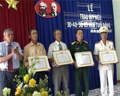 Trao huy hiệu Đảng cho 31 đảng viên