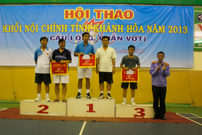 Ông Nguyễn Văn Kháng - Viện trưởng Viện Kiểm sát nhân dân tỉnh, Trưởng Ban tổ chức Hội thao trao giải cho các đội thi đấu quần vợt.