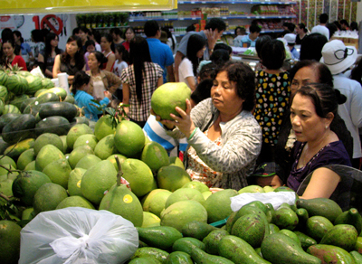 Nhiều người đến siêu thị “săn” hàng khuyến mãi. 