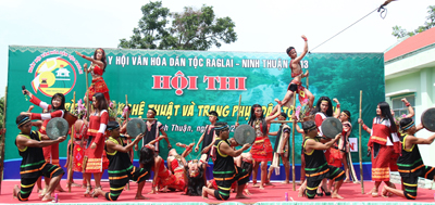 Văn hóa lễ hội, trang phục của đông bào Raglai cần được bảo tồn, gìn giữ.