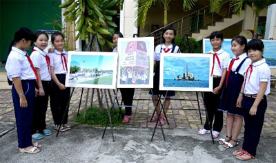 Trưng bày bộ ảnh về “Trường Sa thân yêu” tại trường tiểu học