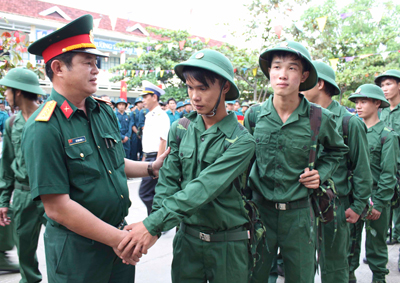 Lãnh đạo Bộ Chỉ huy Quân sự tỉnh động viên thanh niên huyện Cam Lâm  trước lúc lên đường nhập ngũ (năm 2012).