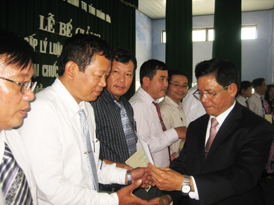 Trao bằng tốt nghiệp cho 123 học viên