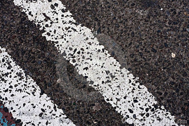 Vạch kẻ trên đường sẽ rất trơn khi trời mưa.