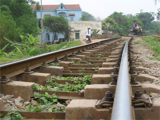 Đường tàu trở nên rất trơn khi trời mưa.