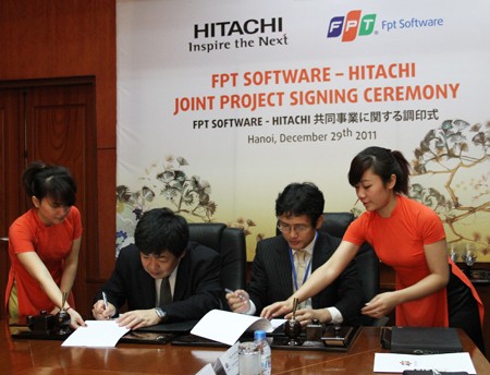 FPT ký văn bản hợp tác với hãng Hitachi