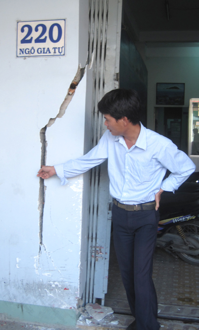 Bức tường bị nứt 1 đoạn khá dài.