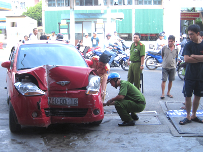 Bức tường bị nứt 1 đoạn khá dài.