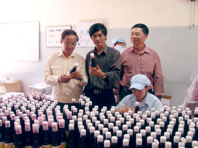 Gửi tặng quân và dân Trường Sa 100 thùng nước mắm