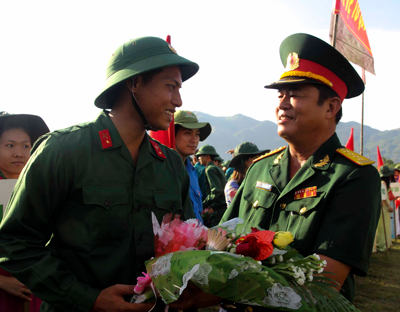 Đại tá Lê Văn Bình - Chỉ huy trưởng Bộ Chỉ huy Quân sự tỉnh tặng hoa, động viên thanh niên trước giờ lên đường nhập ngũ