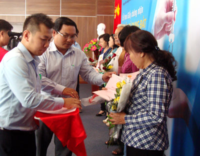 Trao giấy chứng nhận quyền sử dụng đất, quyền sở hữu nhà cho khách hàng