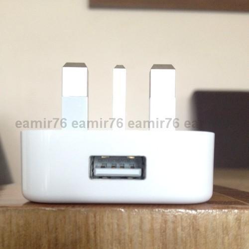 Bên trong cổng USB có in số serial. Phần nhựa có các cạnh được gọt đều và nhẵn với chân cắm màu vàng đồng.