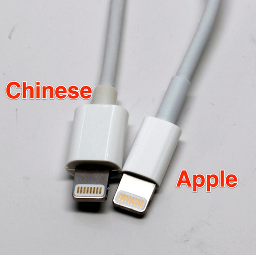 Cáp Lightning của Apple có vỏ nhựa nhỏ gọn hơn.