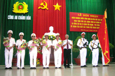 Đón nhận Huân chương Chiến công hạng Ba