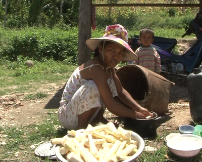 Cuộc sống nhiều người dân Đỉnh Đèo chỉ trông chờ vào ít măng lấy trên rừng.