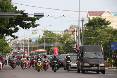 Rải vàng mã trên đường đưa tang: Hủ tục cần từ bỏ