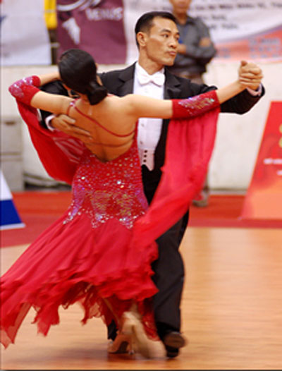 Đôi Huấn luyện viên kiêm vận động viên dancesport Khánh Hòa Minh Đức - Hoàng Quyên. 