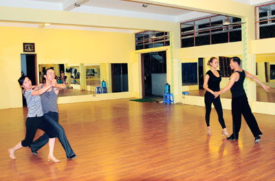 Các thành viên trong đội tuyển dancesport Khánh Hòa đang tích cực tập luyện cho giải đấu toàn quốc sắp tới.