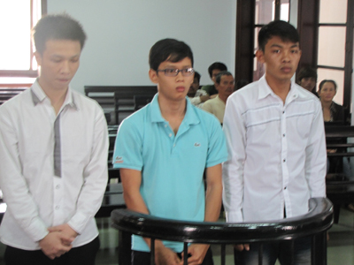 Đi chơi, sinh cướp giật