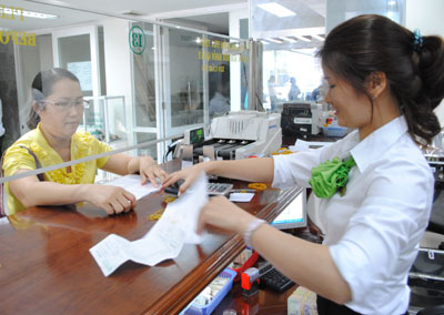 Khách hàng giao dịch tại Vietcombank Chi nhánh Nha Trang.