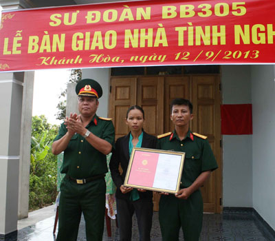 Bàn giao nhà tình nghĩa tại huyện Khánh Vĩnh