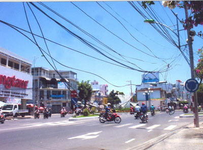 Dây cáp sà xuống đường