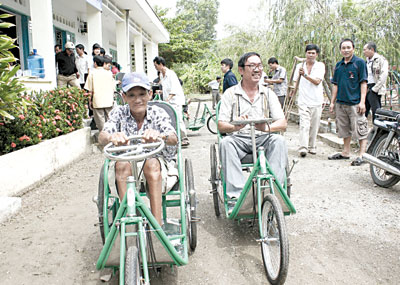 Niềm vui của người khuyết tật khi nhận được xe mới.