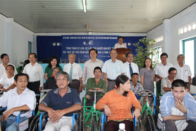 Các đại biểu trao xe lăn, xe lắc cho người khuyết tật.