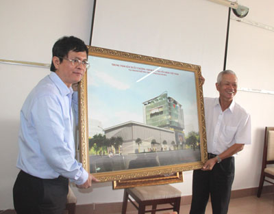 Lãnh đạo Đài Truyền hình Việt Nam giới thiệu phối cảnh  Trung tâm sản xuất chương trình tại Nha Trang với lãnh đạo tỉnh.