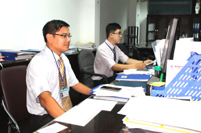 Công chức Phòng Thanh tra thuế đang rà soát, phân tích việc khai thuế của các doanh nghiệp.