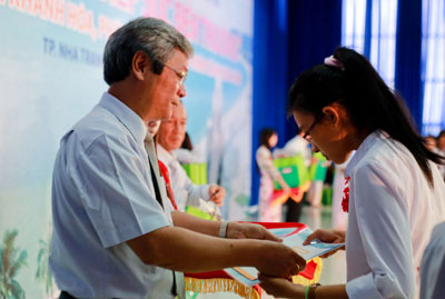 Tiếp sức 100 tân sinh viên Nam Trung bộ đến trường