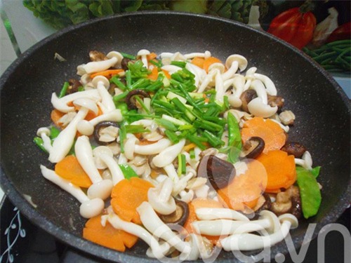 Đổi món với ngao xào thập cẩm